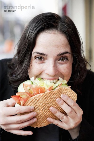 Frau isst Sandwich