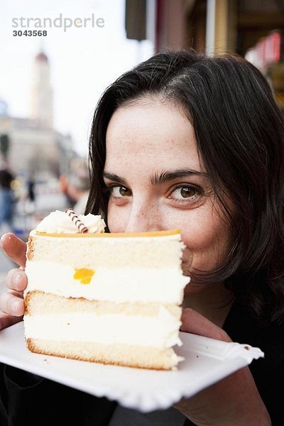 Frau isst Torte