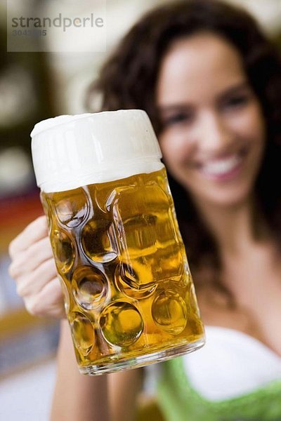 Junge Frau mit Bierglas