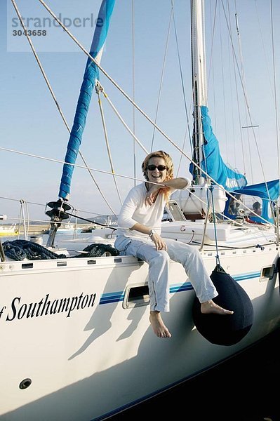 Frau entspannt sich auf dem Segelboot