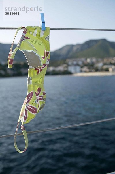 Bikini-Top on line  an Bord eines Segelbootes