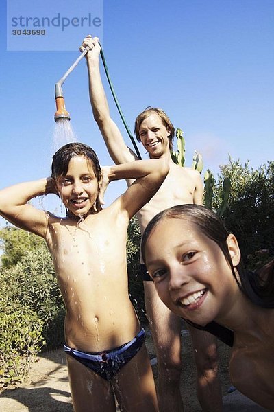 Mädchen im Urlaub  Duschen im Garten