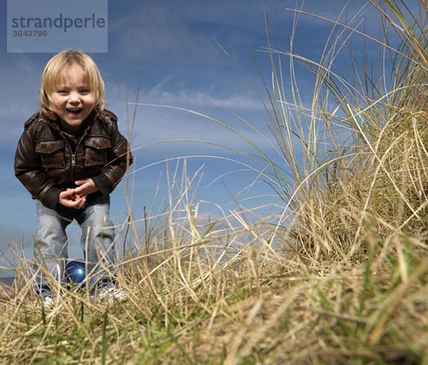 Junge am Strand spielt mit Ball