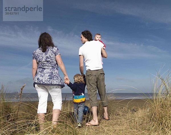 Familie am Strand mit Blick aufs Meer