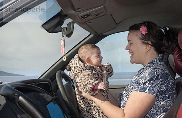 Mutter im Auto hält Baby