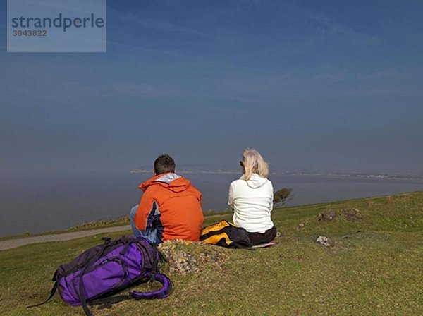 Mann & Frau ruhen auf Wanderung