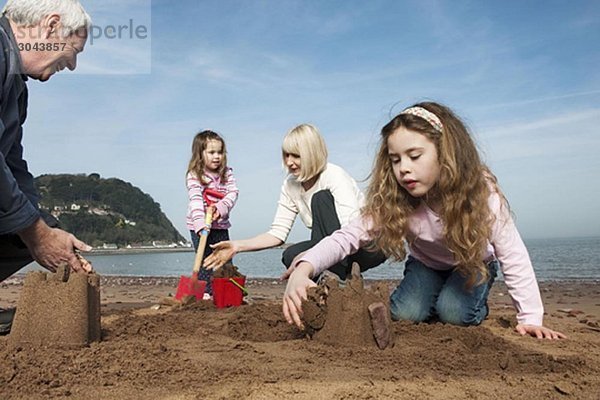 reifes Paar mit Kindern am Strand