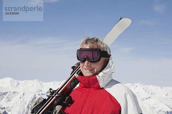Erwachsener Mann mit Skiern