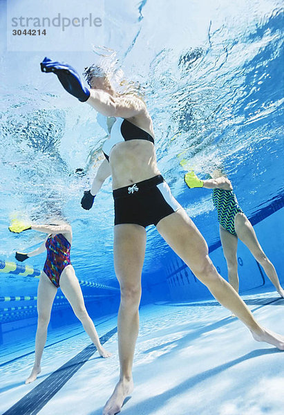 Frauen trainieren im Schwimmbad.