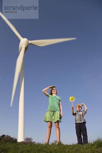 Mädchen und Junge bei Windkraftanlagen