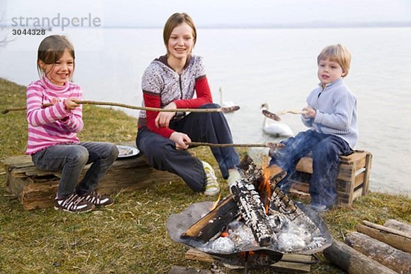 zwei Mädchen und Jungen Bratwürste