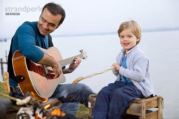 Junge  Mann mit Gitarrenbratwürsten