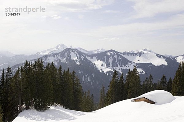 schneebedeckte Berge  Almhütte