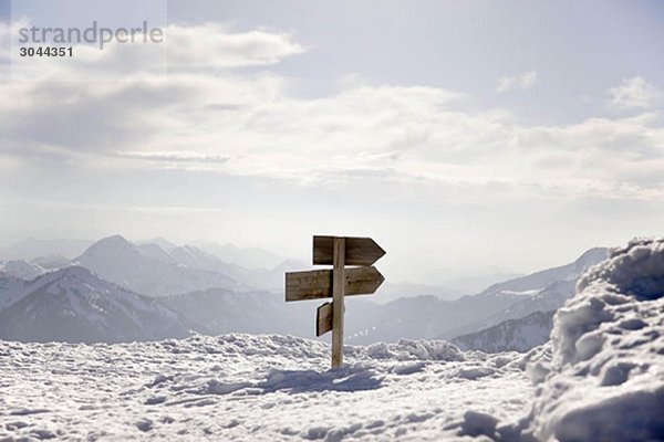 schneebedeckte Berge  Wegweiser