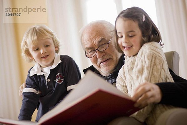 alter Mann  der den Kindern das Buch vorliest