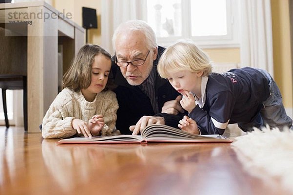 alter Mann  der den Kindern das Buch vorliest