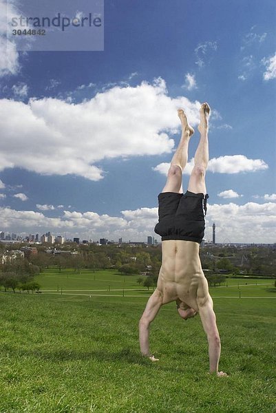 Mann beim Handstand