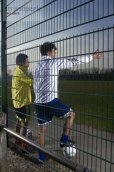 zwei Fußballspieler sehen sich das Spiel an