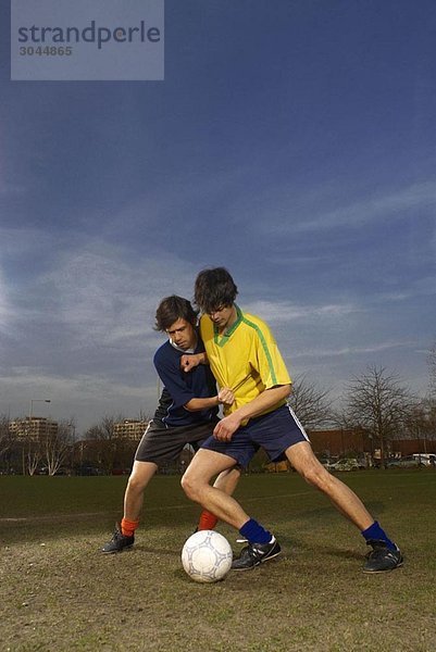 zwei Männer spielen Fußball