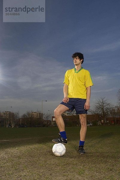 Fußballer stehend mit Ball