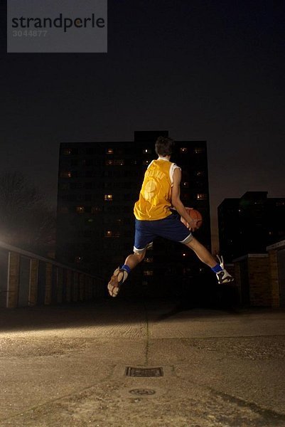 Basketballspieler beim Springen