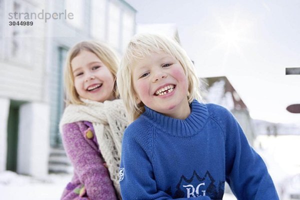 Skandinavische Kinder lächeln