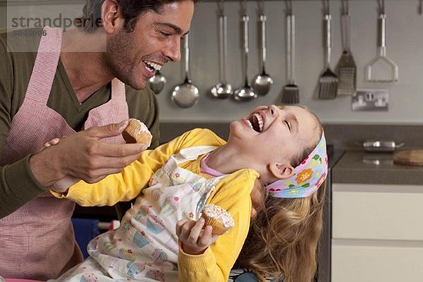 Vater und Tochter kochen