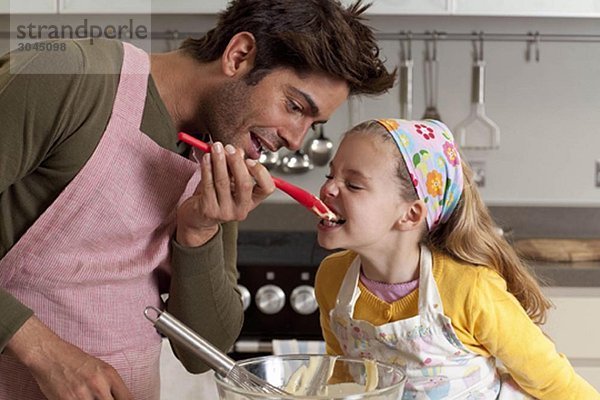 Vater und Tochter kochen