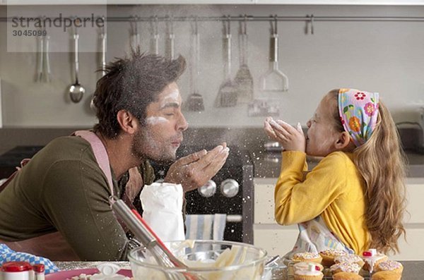 Vater und Tochter kochen