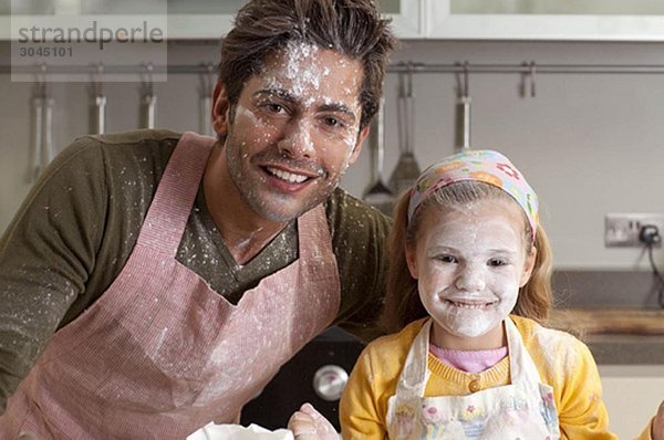 Vater und Tochter kochen