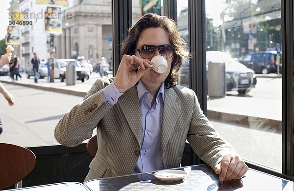 Mann in einem Café Kaffee zu trinken