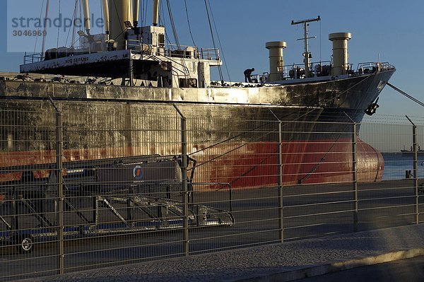Portugal  Lissabon  Docas Santa Apolonia Docks.