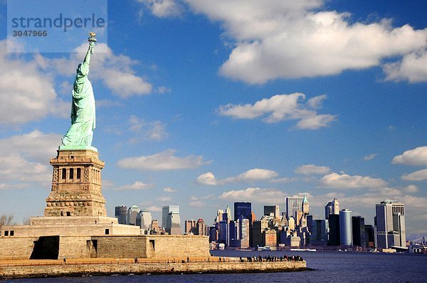 USA  New York City  Statue of Liberty und Skyline von Manhattan
