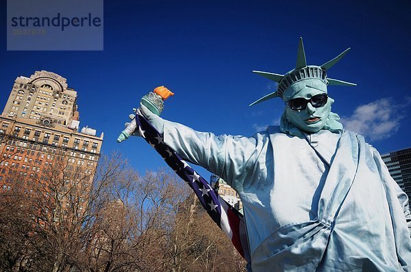 USA  New York City  Mann bekleidet als der Statue of Liberty