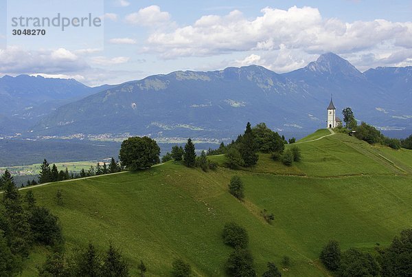 Slowenien  Gorenjska Region  Jamník Dorf: St.Ptimoz Kirche