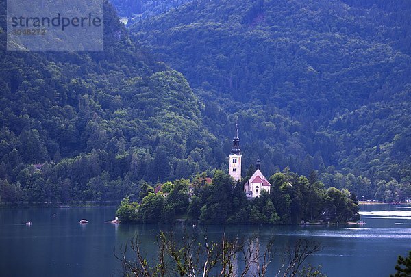 Slowenien  Gorenjska Region  Bleder See und die Kirche der Annahme