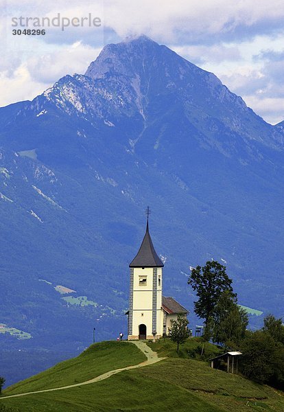 Slowenien  Gorenjska Region  Jamník Dorf: St.Ptimoz Kirche