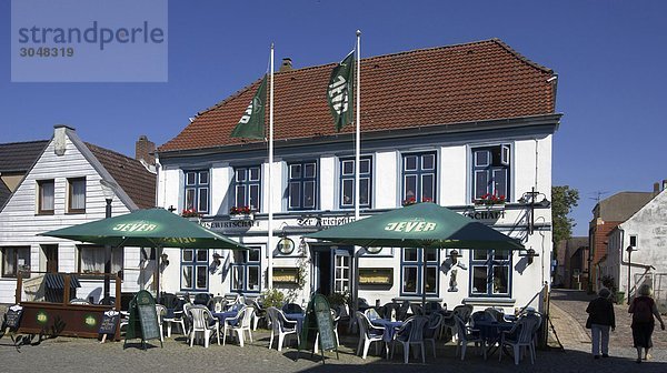 Deutschland  Schleswig-Holstein  Husum Harbour Cafe in der Wharf