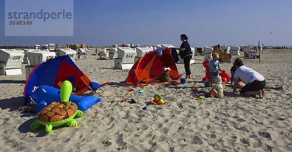 Deutschland  Schleswig-Holstein  Menschen am Strand während der Ferienzeit