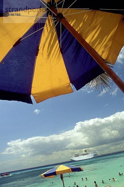 Karibik  Schiff Sonnenschirm- und Cruise im Hintergrund