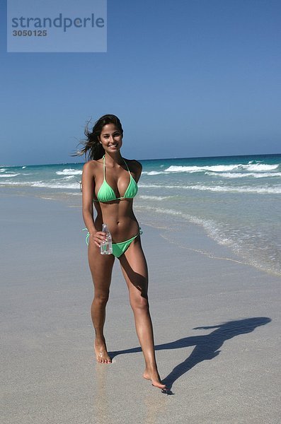 Frau in Bikini Wandern am Strand