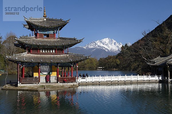 China  Yunnan  Lijiang  Black Dragon Pool  Hintergrund der Jade-Drachen-Schneeberg