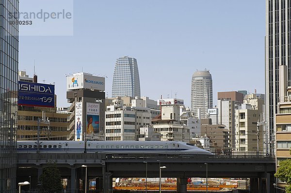 Japan  Honshu  Tokio  Shinkansen Bullet-Train und City-Skyline
