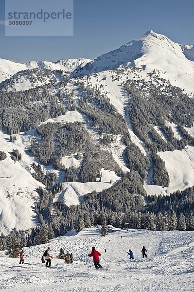 Österreich  Tirol  Alpbach Tal  Skifahrer und Galtenberg Mount