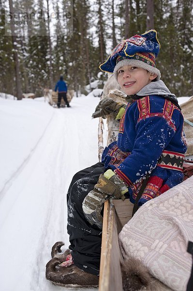 Finnland  Lappland  Venejarvi Dorf. Boy's Portrait auf Rentier-Schlitten