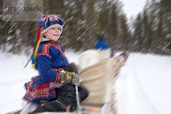Finnland  Lappland  Venejarvi Dorf. Boy's Portrait auf Rentier-Schlitten