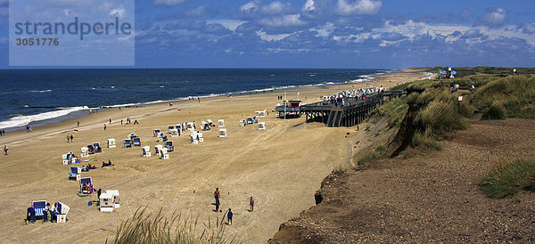 Deutschland  Nordsee  Schleswig-Holstein  Insel Sylt: Menschen am Strand während der Ferienzeit