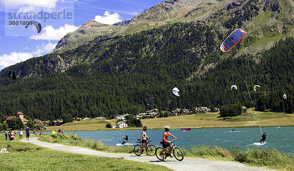 Schweiz  Alpen  Engadin St. Moritz  Silvaplana See  Paragliding