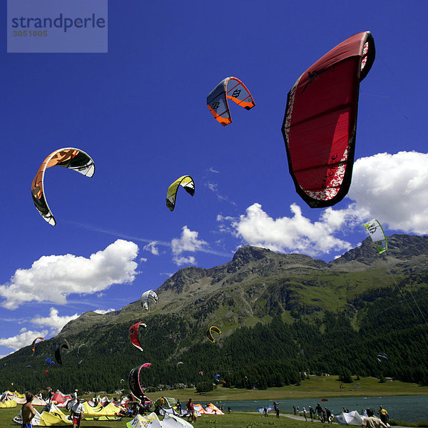 Schweiz  Alpen  Engadin St. Moritz  Silvaplana See  Paragliding