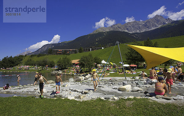 Schweiz  Alpen  Engadin  Savognin Dorf. Menschen am See im Sommer